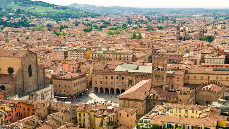 Bologna: Kota Menara dan Kuliner yang Menggoda