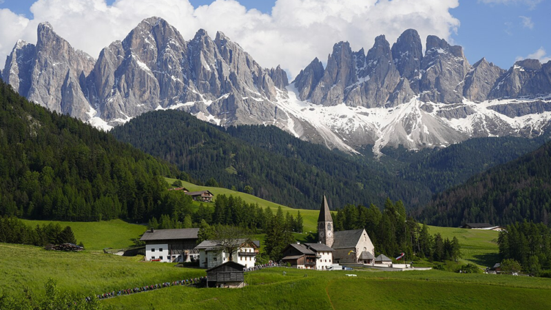 Dolomites: Surga Pendaki di Pegunungan Alpen Italia