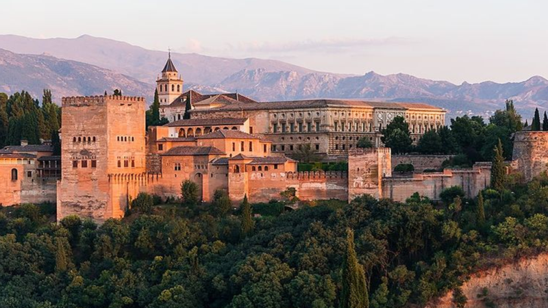 Istana Granada: Permata Andalusia dengan Pesona Alhambra