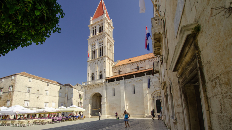 Katedral Trogir: Perpaduan Sempurna Gaya Romanesque & Gothic