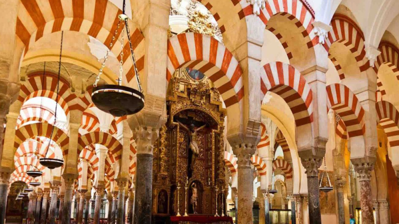 Mezquita-Catedral Córdoba: Perpaduan Indah Antara Dua Dunia