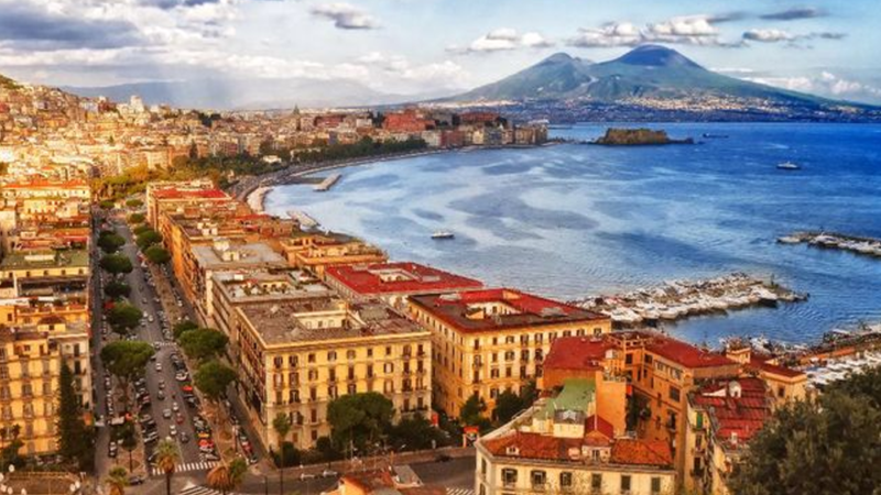 Napoli: Kota yang Semarak di Bawah Bayangan Vesuvius